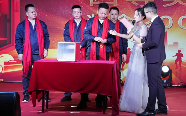 黄石扑睿德州游戏官网2024年终晚会:凝心聚力,,,,,共创鲜丽!
