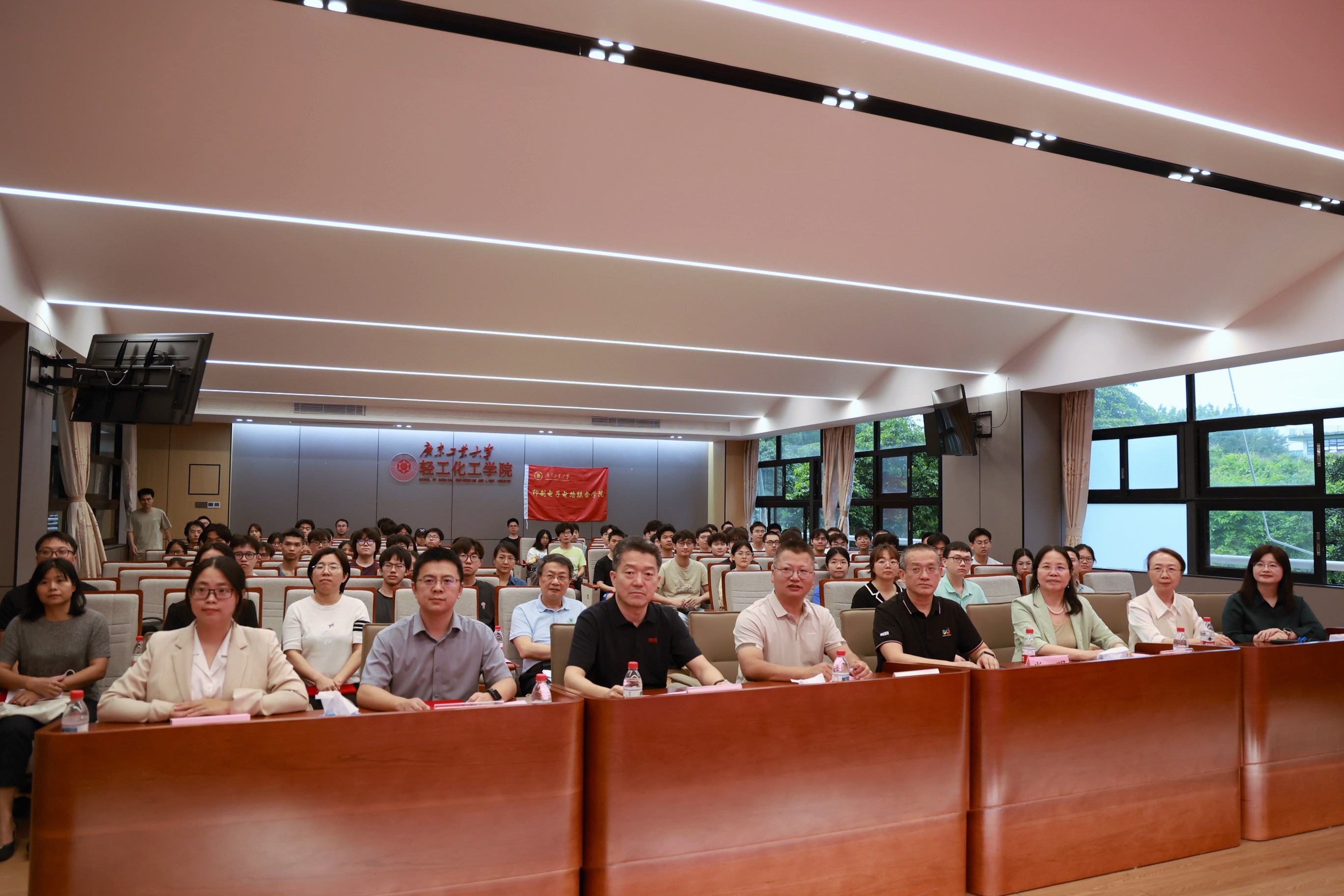 以奖学金致敬师生 以好岗位成就将来